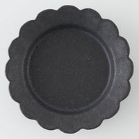 作家 青柳憲儀 黒釉 輪花5寸リム皿 作家 青柳憲儀 陶磁器作家もの