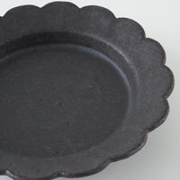 作家 青柳憲儀 黒釉 輪花5寸リム皿 作家 青柳憲儀 陶磁器作家もの