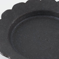 作家 青柳憲儀 黒釉 輪花5寸リム皿 作家 青柳憲儀 陶磁器作家もの