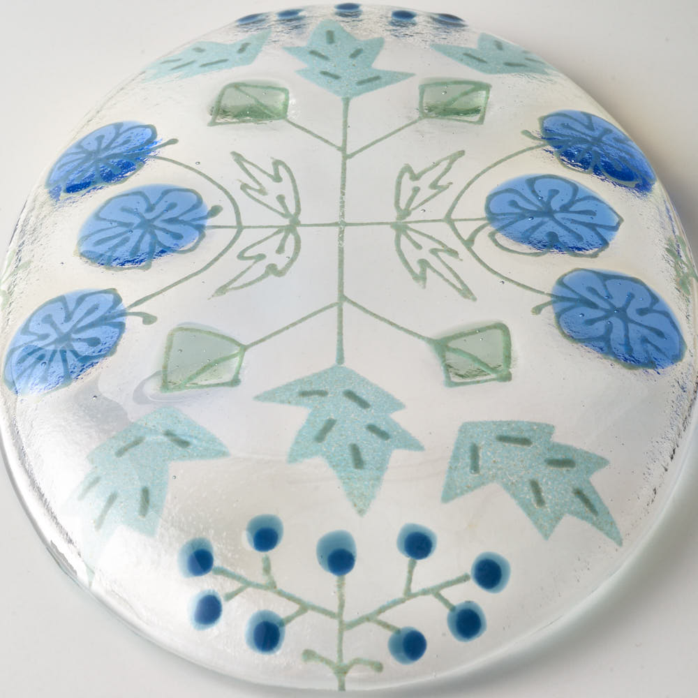 ガラス作家 沖知江子 植物紋 楕円皿 大 青 ガラス作家 沖知江子 ガラスもの