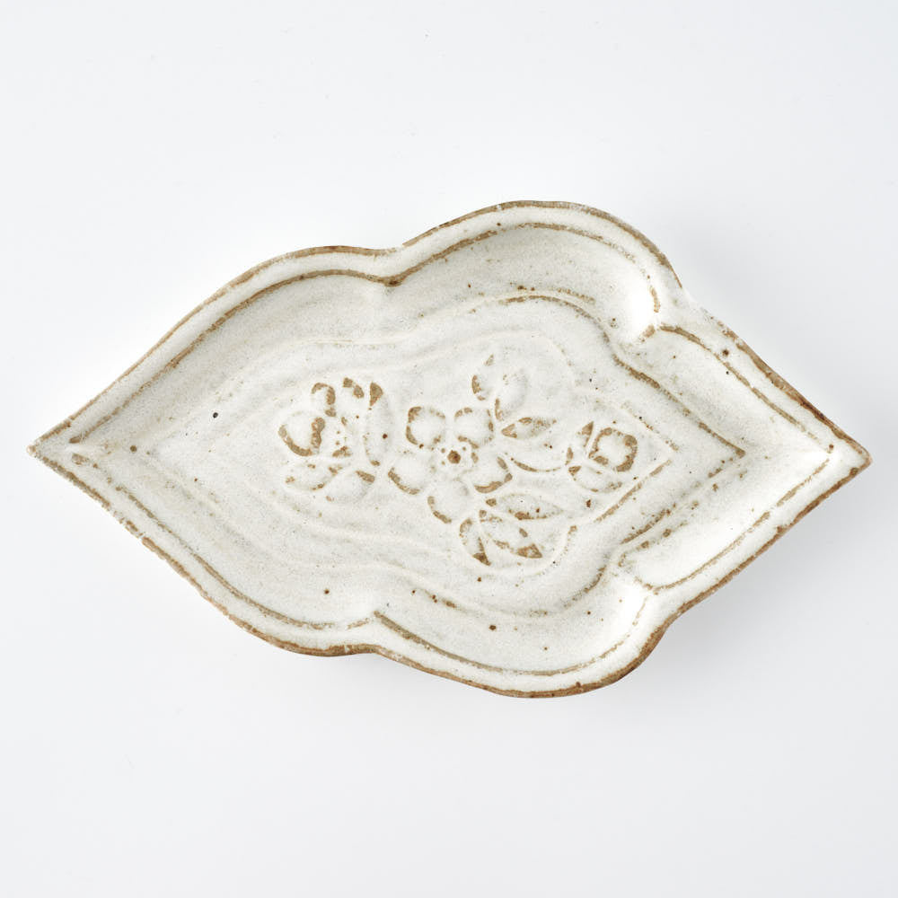 作家 古角志奈帆 クリスマスローズ文小皿 white brown 作家 古角志奈帆 陶磁器作家もの