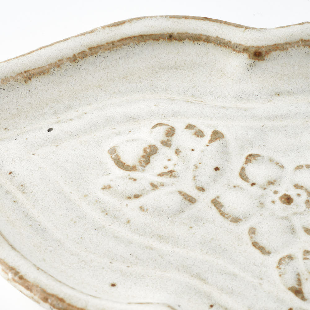 作家 古角志奈帆 クリスマスローズ文小皿 white brown 作家 古角志奈帆 陶磁器作家もの