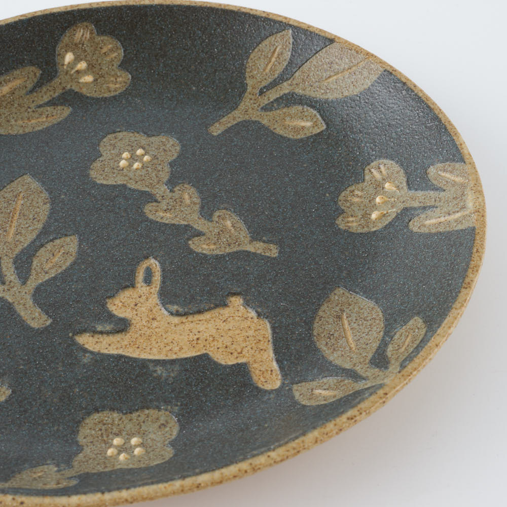 作家 田中遼馬 丸プレート175mm/花柄ウサギ/重ねネイビー