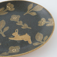 作家 田中遼馬 丸プレート175mm/花柄ウサギ/重ねネイビー