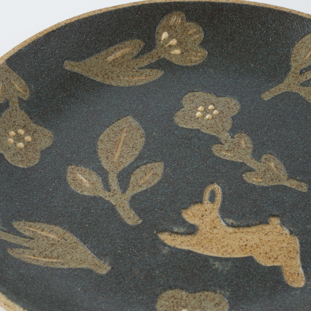 作家 田中遼馬 丸プレート175mm/花柄ウサギ/重ねネイビー