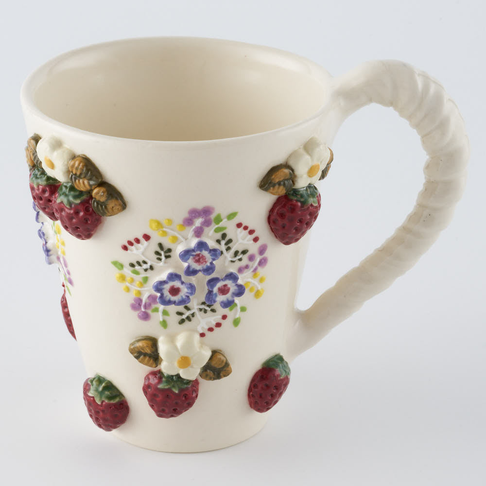 碧猫堂あお 苺とカラーフラワー模様のマグカップ（赤） ¥4,300 大人の