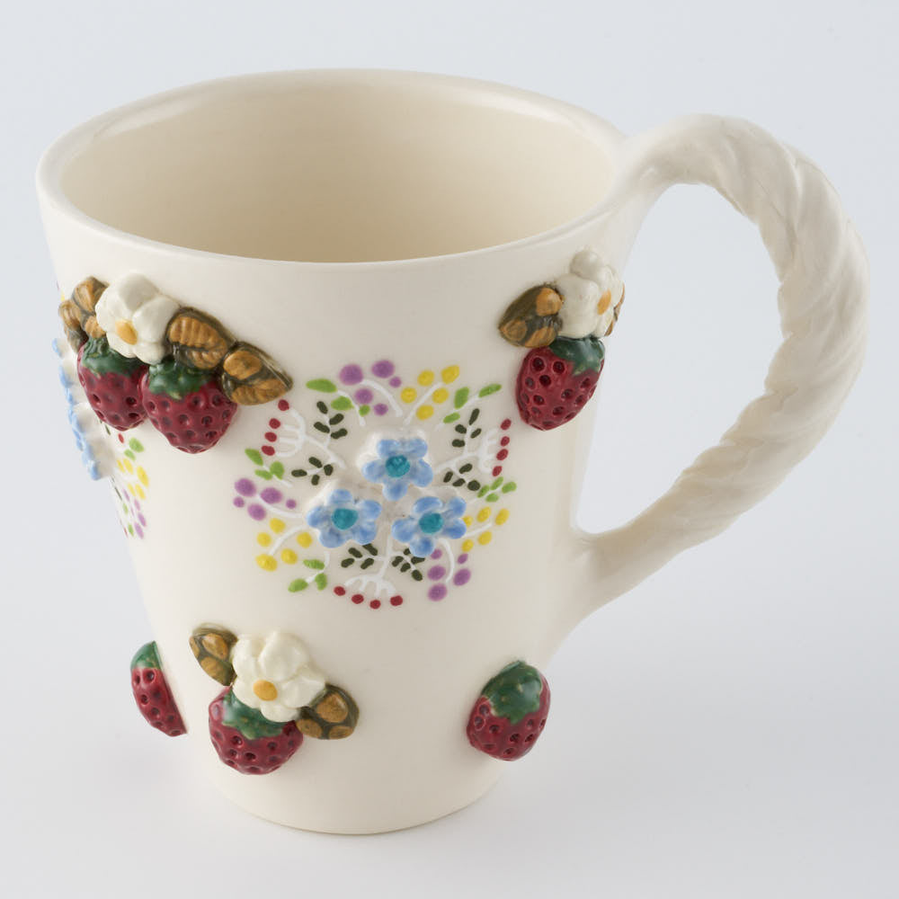 碧猫堂あお 苺とカラーフラワー模様のマグカップ（青） ¥4,300 大人の