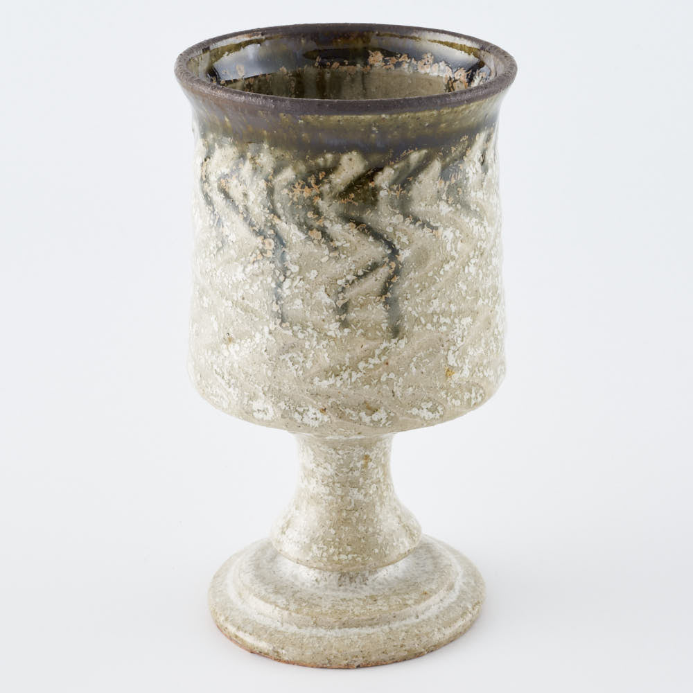 純手作りで焼かれた陶磁器の麒麟は 純手作りで焼かれた