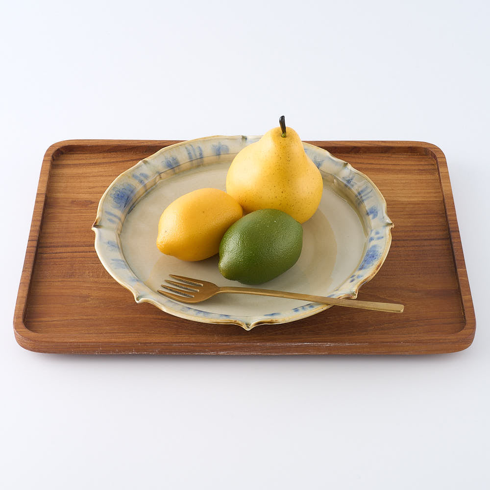 作家 鈴木まどか 輪花彫花紋八寸皿 ¥9,900 大人の焼き物