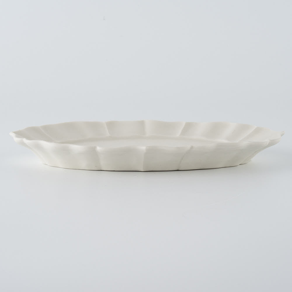 作家 宮田竜司 マット釉白磁 稜花楕円皿（小） ¥3,960 大人の焼き物