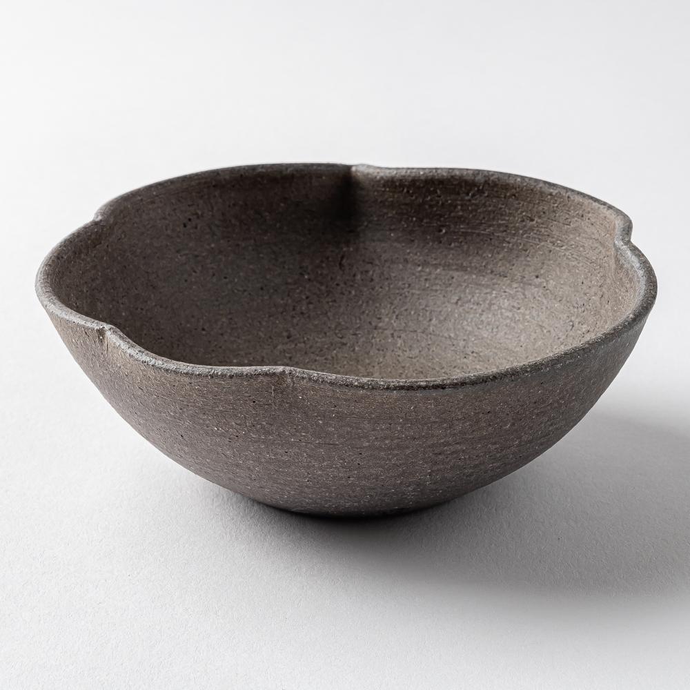 津軽金山焼 黒ひだすき 雲型鉢 (小) ¥1,210 大人の焼き物