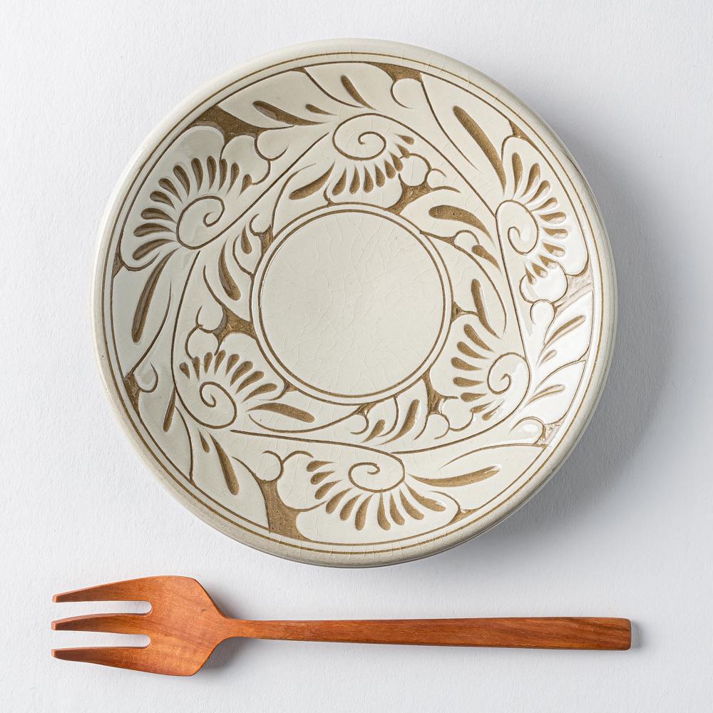 やちむん 育陶園 唐草線彫 5寸皿 白唐草 やちむん 育陶園 やちむん