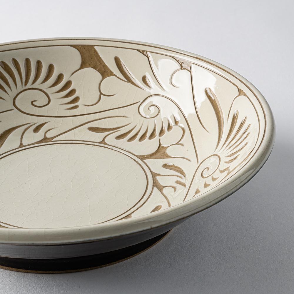 やちむん 育陶園 唐草線彫 7寸皿 白唐草 やちむん 育陶園 やちむん