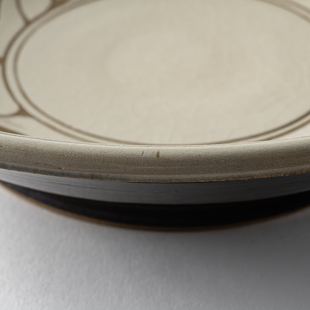 やちむん 育陶園 唐草線彫 7寸皿 白唐草 やちむん 育陶園 やちむん