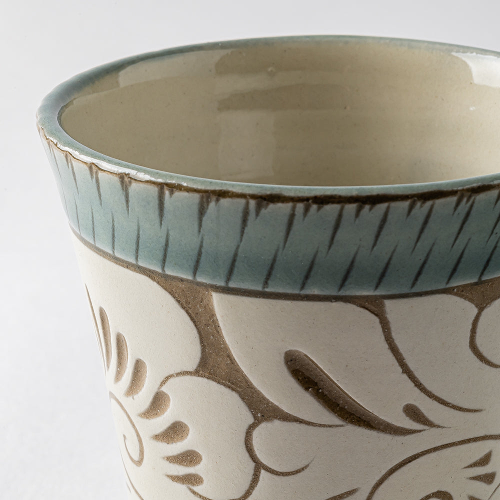 やちむん 育陶園 唐草線彫 フリーカップ中 緑釉唐草白抜 やちむん 育陶園 やちむん