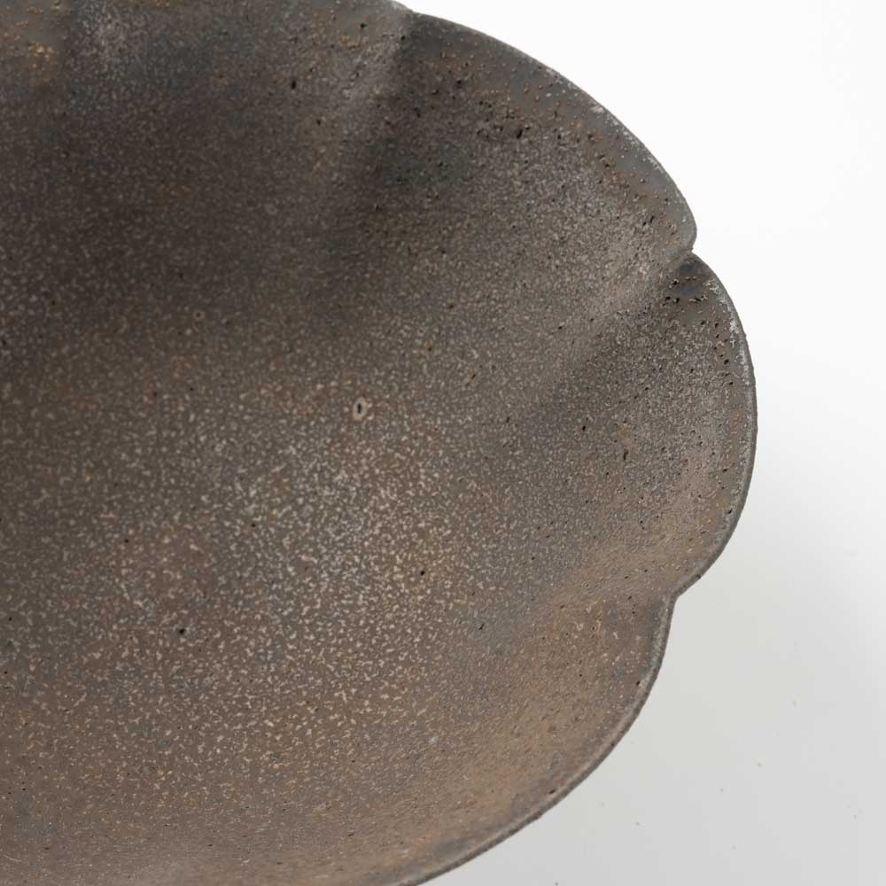 作家 冨部咲喜子 鉄釉輪花小鉢 作家 冨部咲喜子 陶磁器作家もの