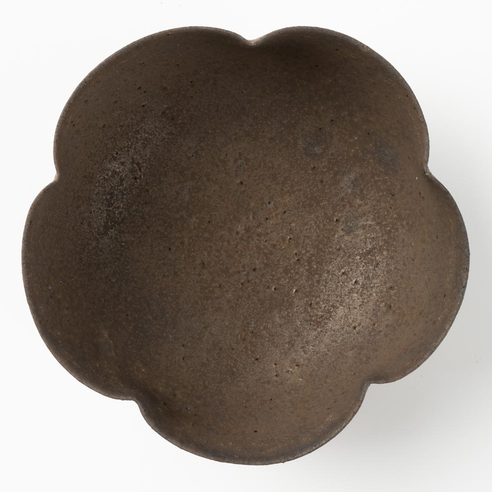 作家 冨部咲喜子 鉄釉梅型小鉢 作家 冨部咲喜子 陶磁器作家もの