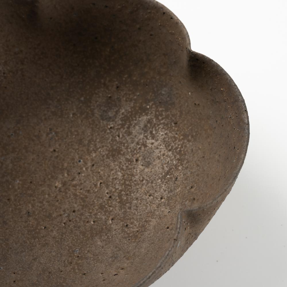 作家 冨部咲喜子 鉄釉梅型小鉢 作家 冨部咲喜子 陶磁器作家もの