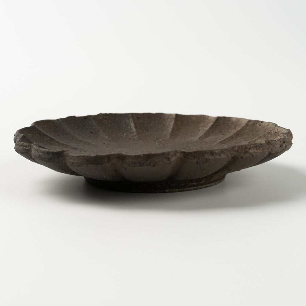 作家 冨部咲喜子 鉄釉輪花豆皿 作家 冨部咲喜子 陶磁器作家もの