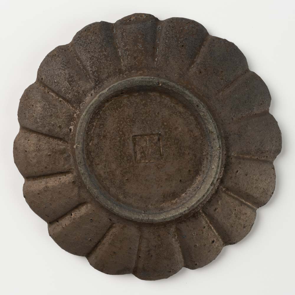 作家 冨部咲喜子 鉄釉輪花豆皿 作家 冨部咲喜子 陶磁器作家もの