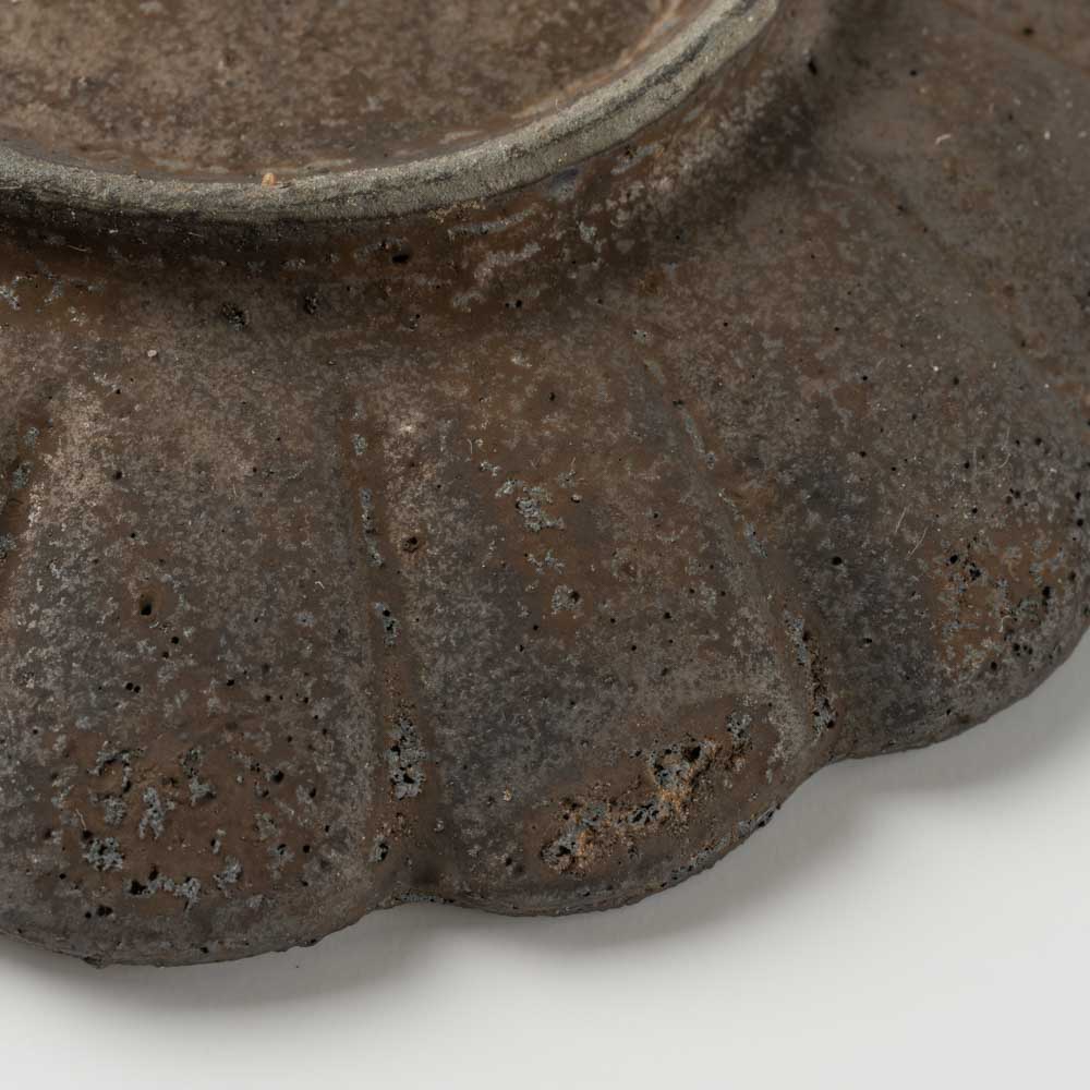 作家 冨部咲喜子 鉄釉輪花豆皿 作家 冨部咲喜子 陶磁器作家もの