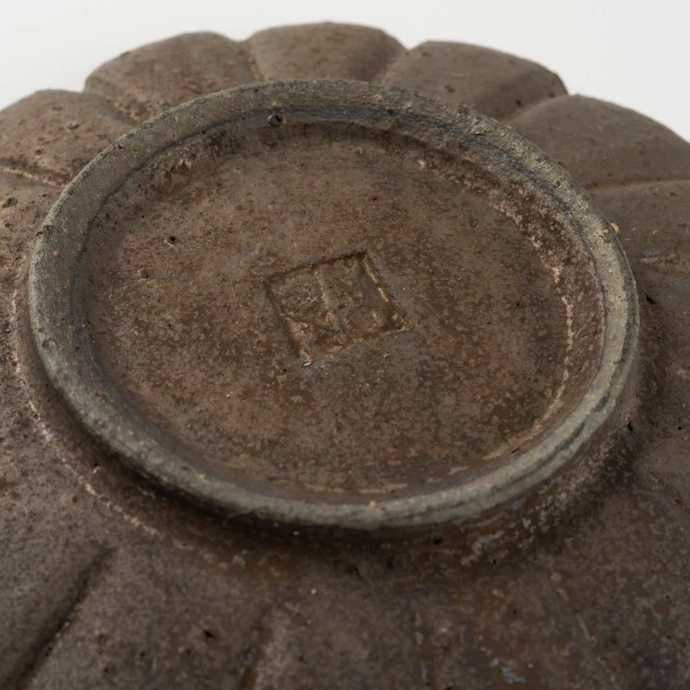 作家 冨部咲喜子 鉄釉輪花豆皿 作家 冨部咲喜子 陶磁器作家もの