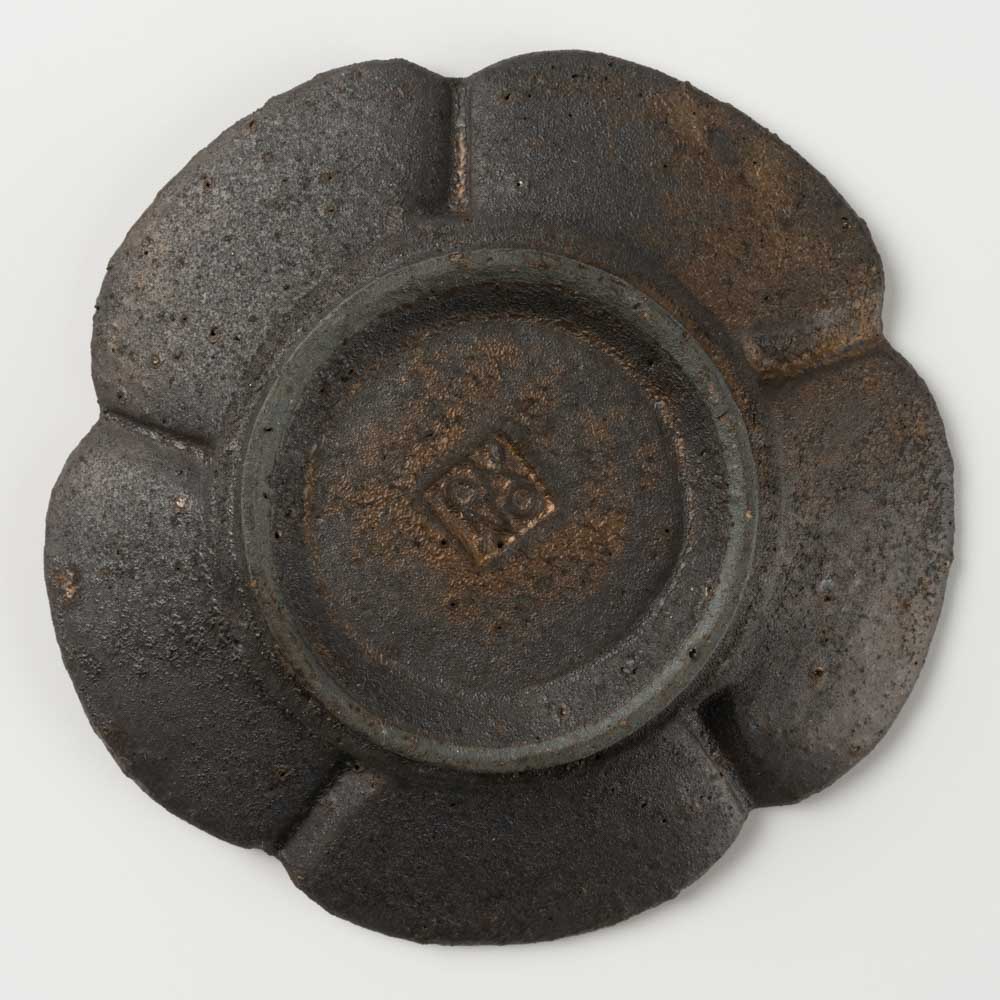 作家 冨部咲喜子 鉄釉梅形豆皿 作家 冨部咲喜子 陶磁器作家もの