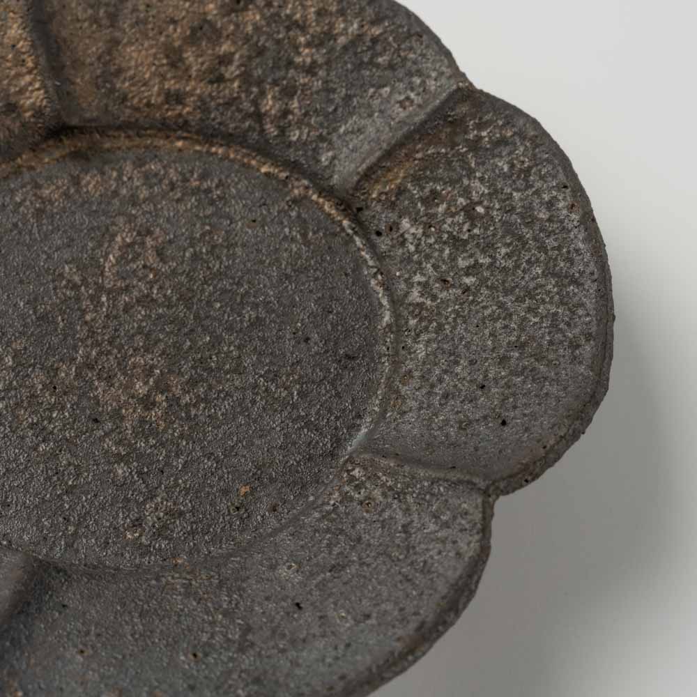 作家 冨部咲喜子 鉄釉梅形豆皿 作家 冨部咲喜子 陶磁器作家もの