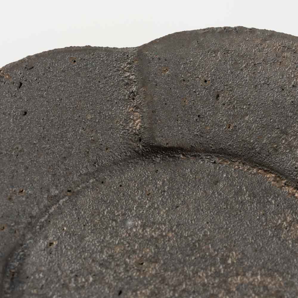 作家 冨部咲喜子 鉄釉梅形豆皿 作家 冨部咲喜子 陶磁器作家もの