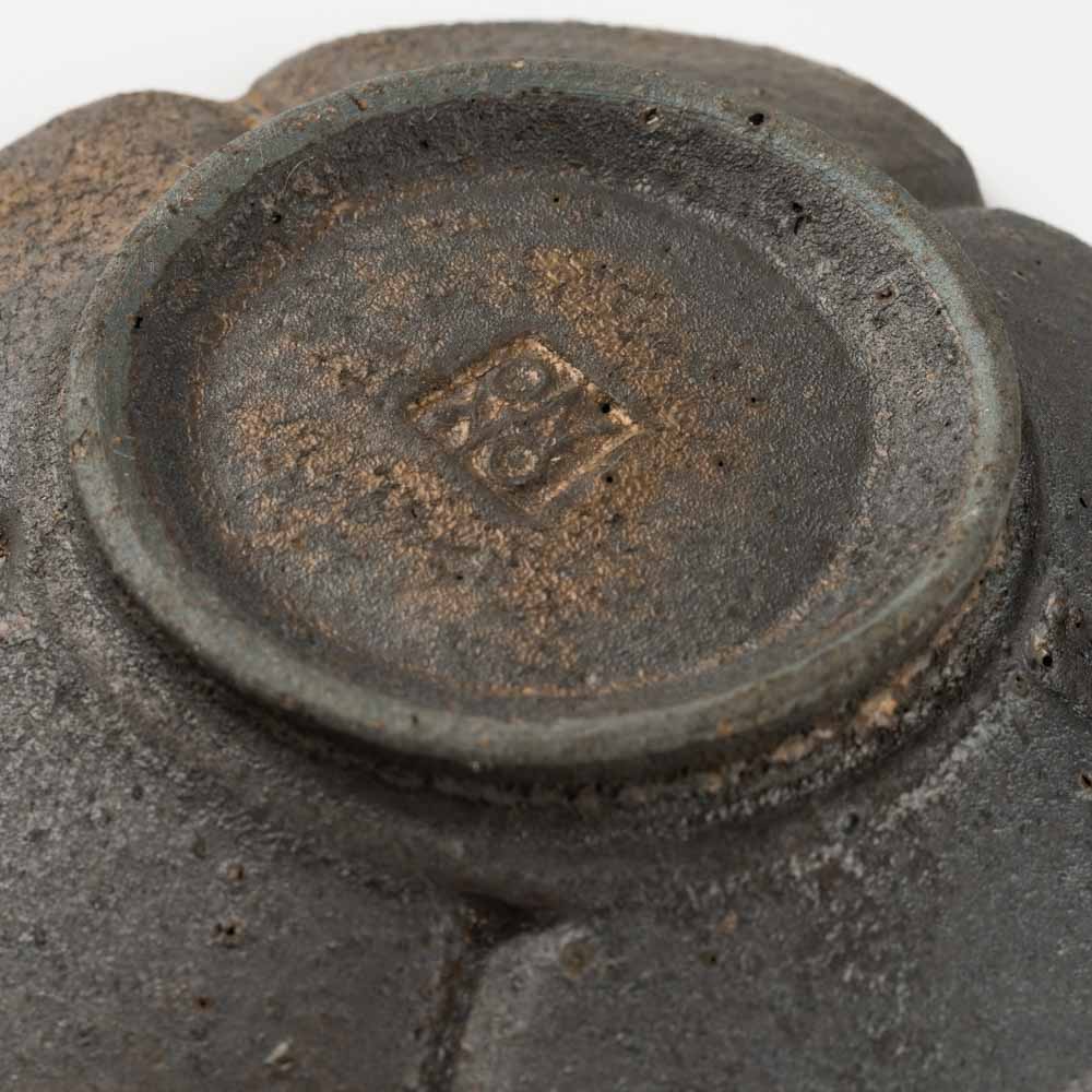 作家 冨部咲喜子 鉄釉梅形豆皿 作家 冨部咲喜子 陶磁器作家もの