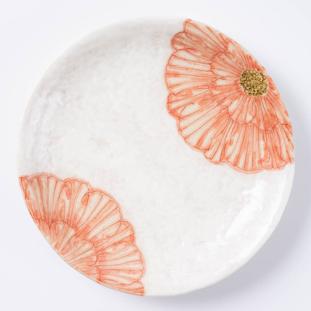 作家 加藤芳平 粉引地 舞牡丹 5.5寸 丸皿(赤) 作家 加藤芳平 陶磁器作家もの