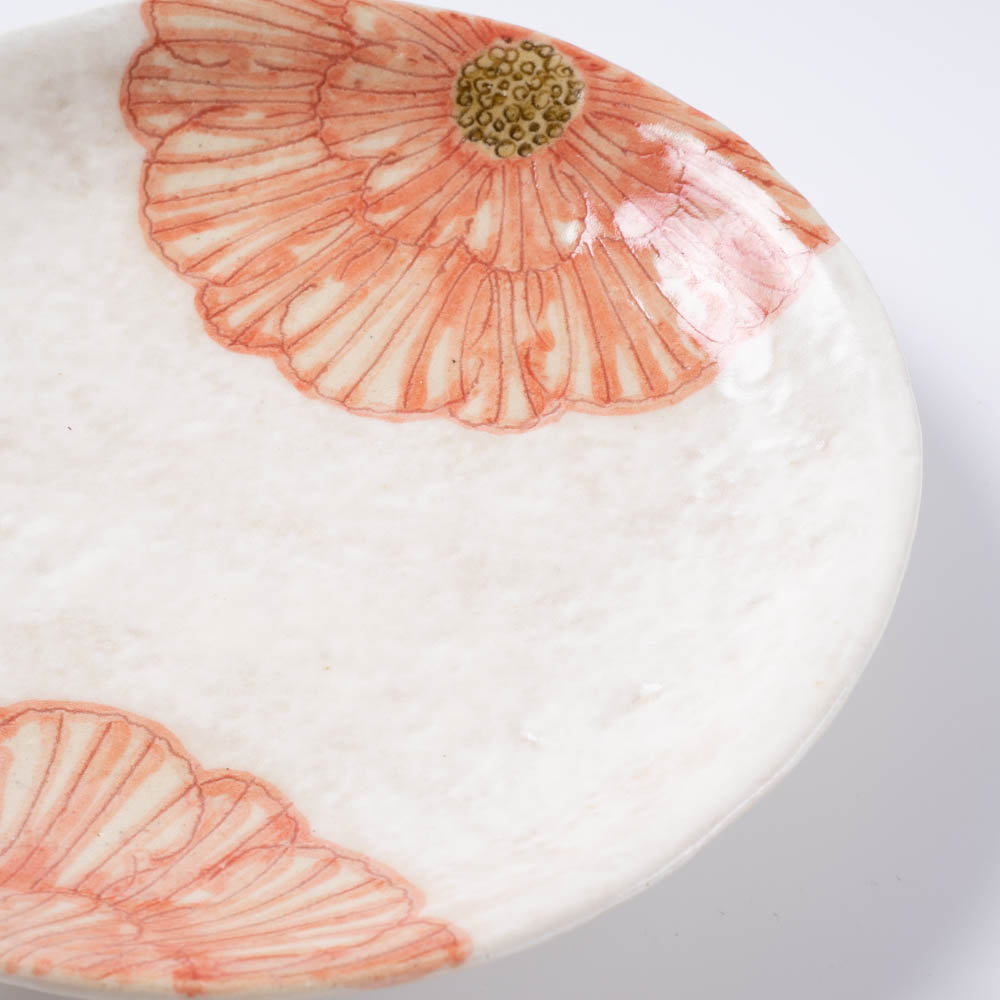 作家 加藤芳平 粉引地 舞牡丹 5.5寸 丸皿(赤) 作家 加藤芳平 陶磁器作家もの