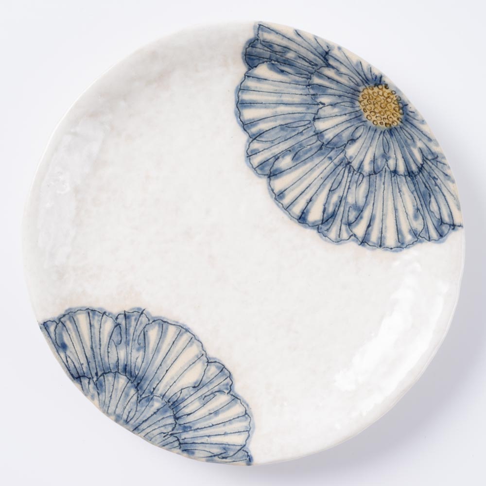 作家 加藤芳平 粉引地 舞牡丹 5.5寸 丸皿(青) 作家 加藤芳平 陶磁器作家もの