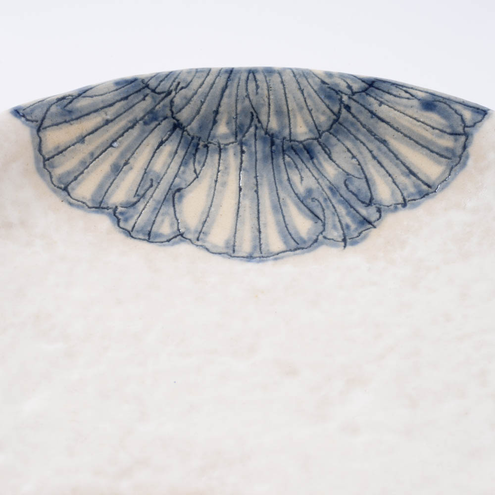 作家 加藤芳平 粉引地 舞牡丹 5.5寸 丸皿(青) 作家 加藤芳平 陶磁器作家もの