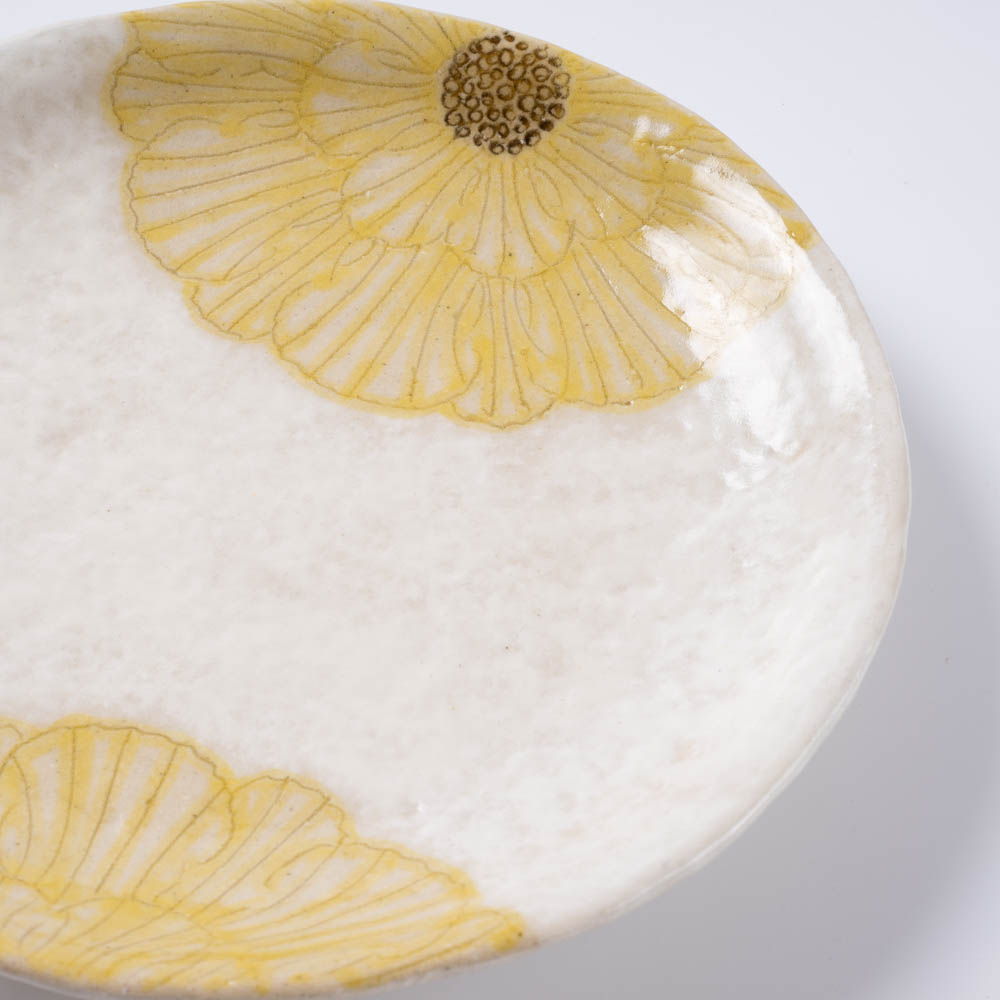 作家 加藤芳平 粉引地 舞牡丹 5.5寸 丸皿(黄) 作家 加藤芳平 陶磁器作家もの