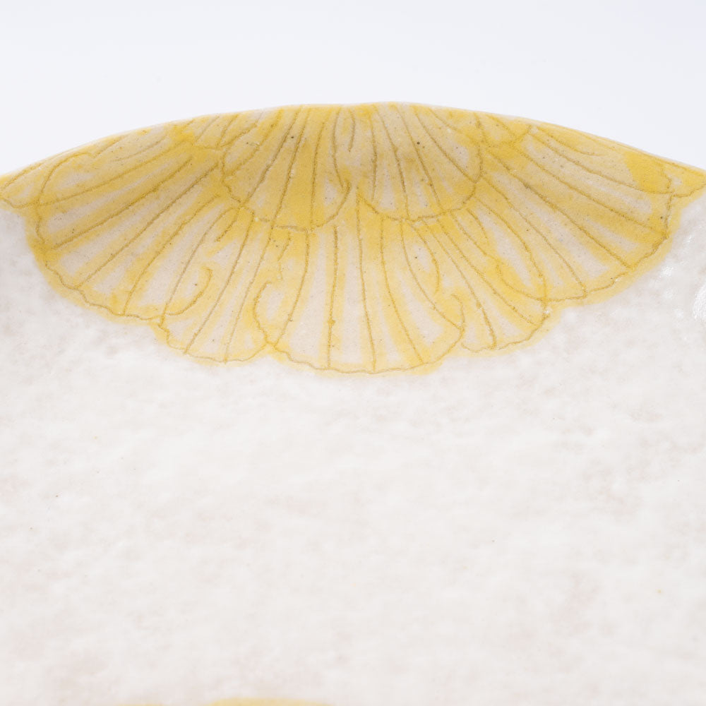 作家 加藤芳平 粉引地 舞牡丹 5.5寸 丸皿(黄) 作家 加藤芳平 陶磁器作家もの