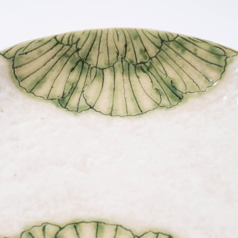 作家 加藤芳平 粉引地 舞牡丹 5.5寸 丸皿(緑) 作家 加藤芳平 陶磁器作家もの