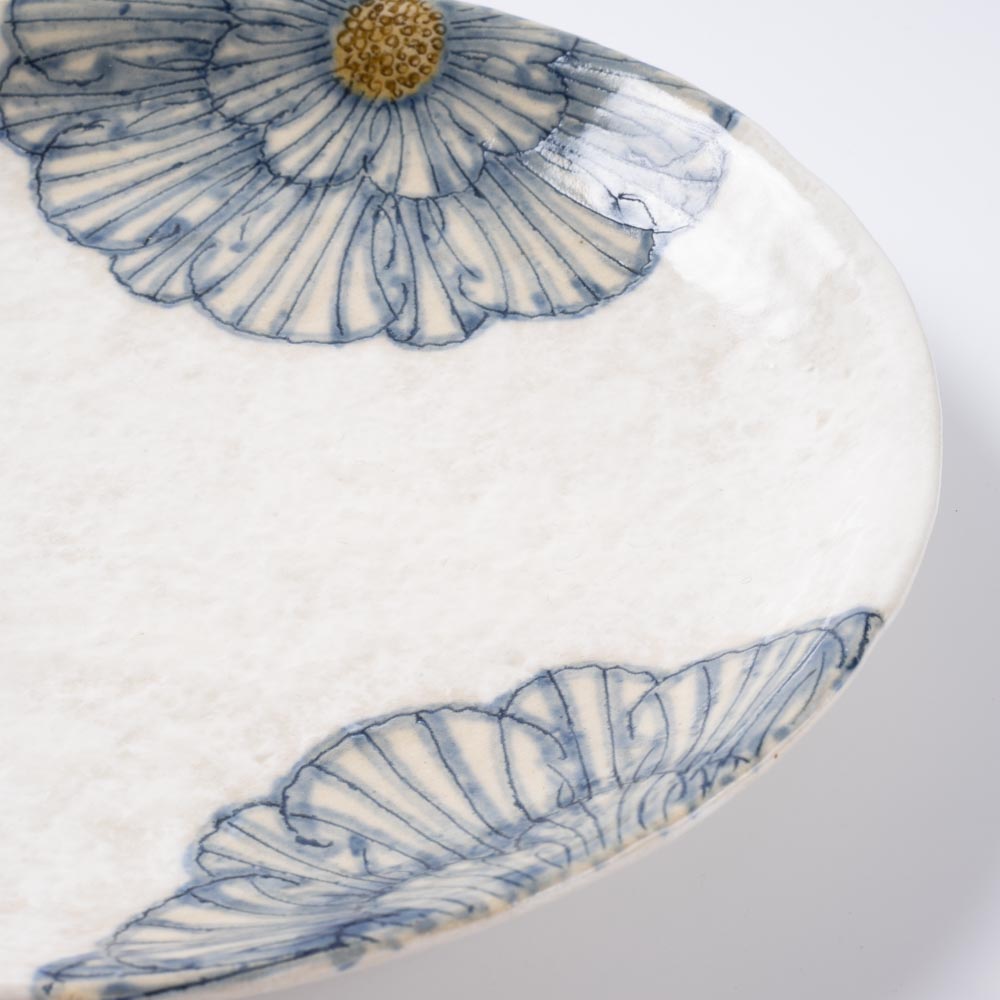 作家 加藤芳平 粉引地 舞牡丹 6.5寸 丸皿(青) 作家 加藤芳平 陶磁器作家もの