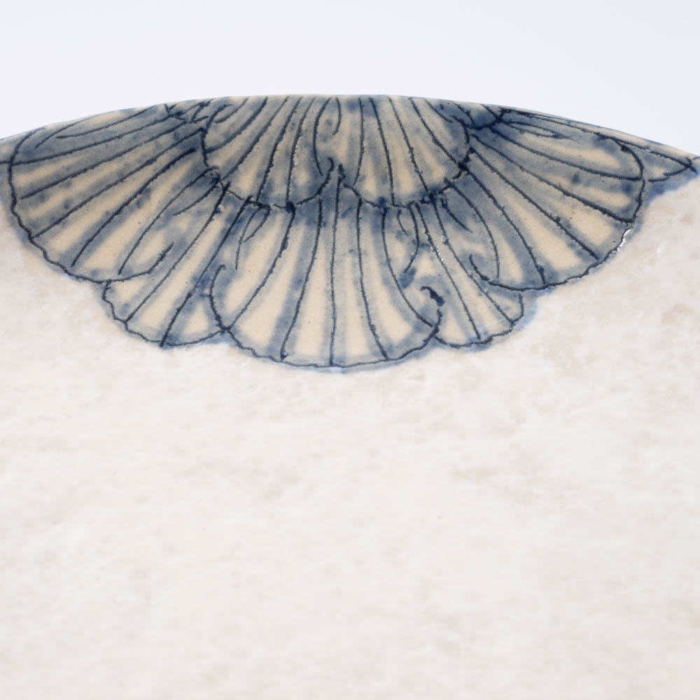 作家 加藤芳平 粉引地 舞牡丹 6.5寸 丸皿(青) 作家 加藤芳平 陶磁器作家もの