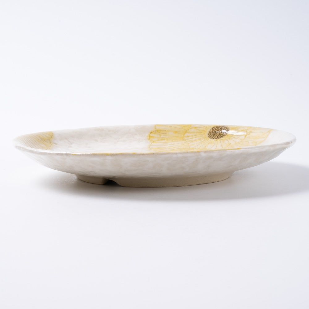作家 加藤芳平 粉引地 舞牡丹 6.5寸 丸皿(黄) 作家 加藤芳平 陶磁器作家もの