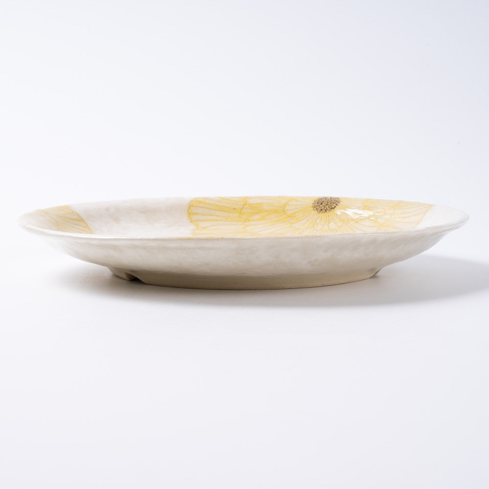 作家 加藤芳平 粉引地 舞牡丹 7.5寸 丸皿(黄) 作家 加藤芳平 陶磁器作家もの