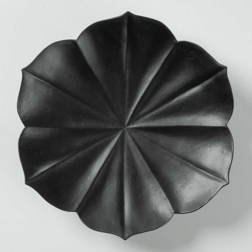 臼杵焼 稜花蓮弁皿 S(黒釉) 臼杵焼 USUKIYAKI研究所 臼杵焼