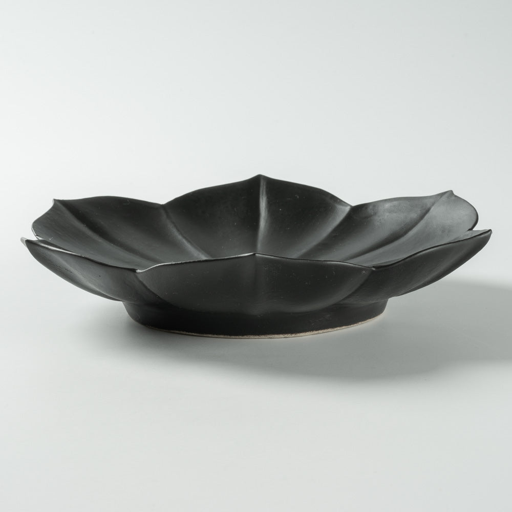 臼杵焼 稜花蓮弁皿 S(黒釉) 臼杵焼 USUKIYAKI研究所 臼杵焼