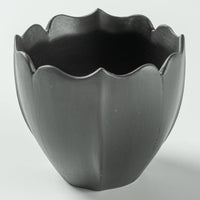 臼杵焼 稜花湯呑 Ⅰ(黒釉) 臼杵焼 USUKIYAKI研究所 臼杵焼