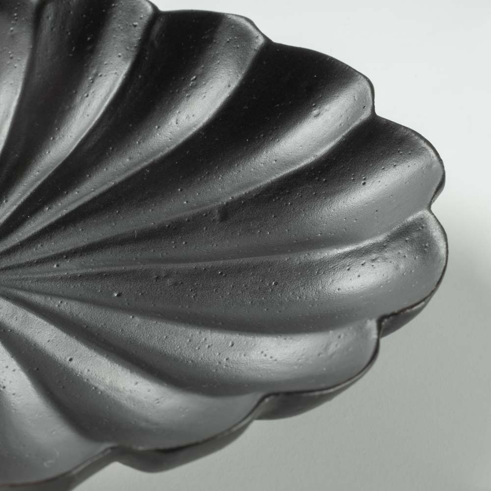 臼杵焼 菊花オーバル豆皿(黒釉) 臼杵焼 USUKIYAKI研究所 臼杵焼