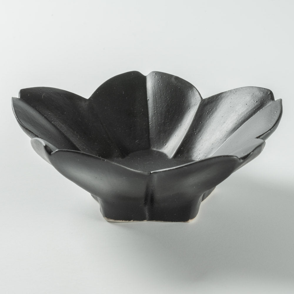 臼杵焼 稜花さくら豆皿(黒釉) 臼杵焼 USUKIYAKI研究所 臼杵焼