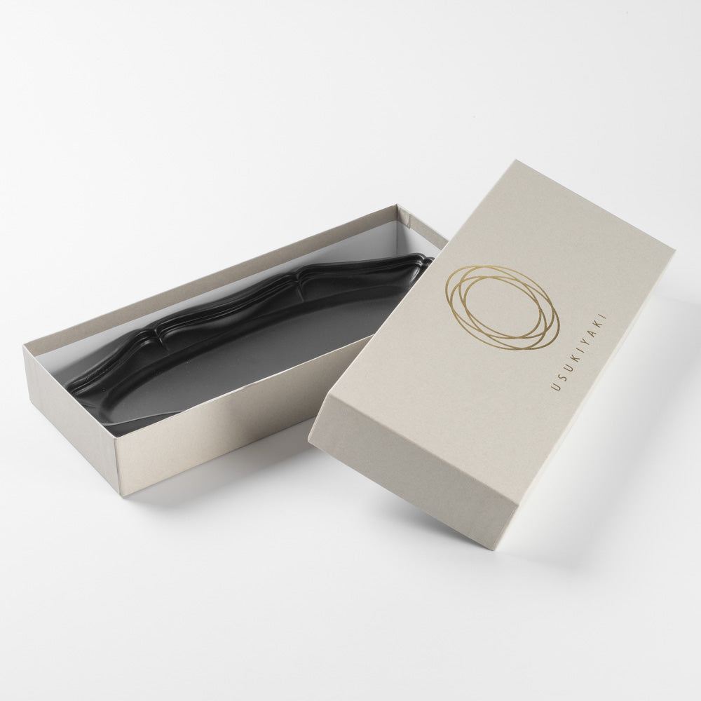 臼杵焼 輪花オーバル長皿（黒釉） ¥6,600 大人の焼き物