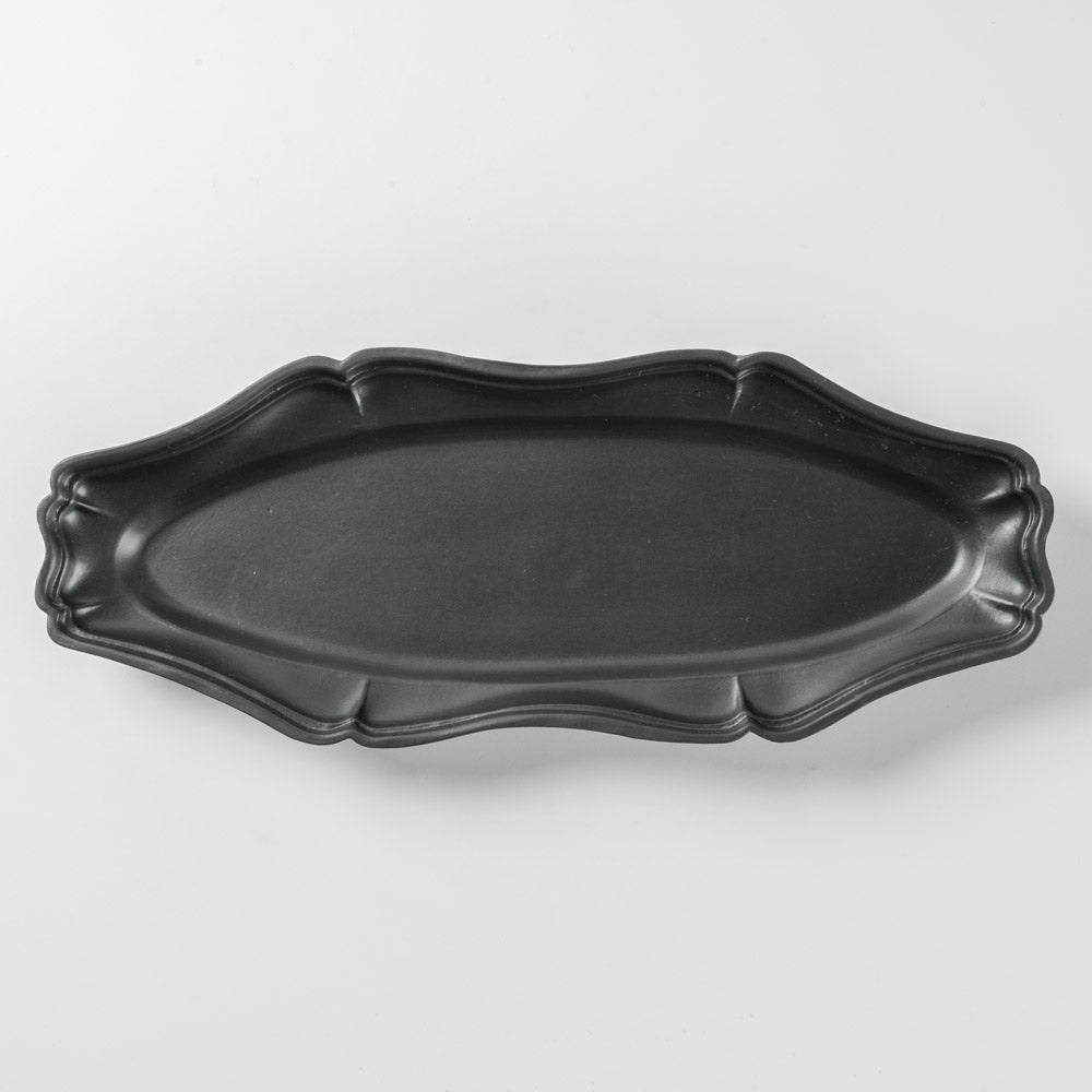 臼杵焼 輪花オーバル長皿（黒釉） ¥6,600 大人の焼き物