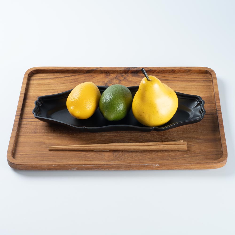 臼杵焼 輪花オーバル長皿（黒釉） ¥6,600 大人の焼き物