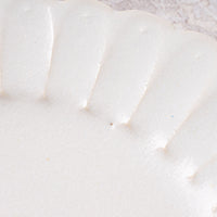 アトリエ野恵 しのぎ中皿(ホワイト) アトリエ野恵 陶磁器作家もの